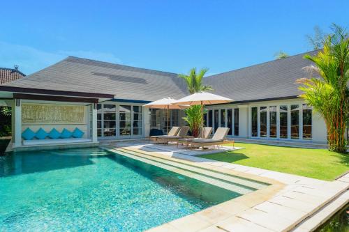沙努尔禅宗别墅酒店的一座带游泳池和房子的房子