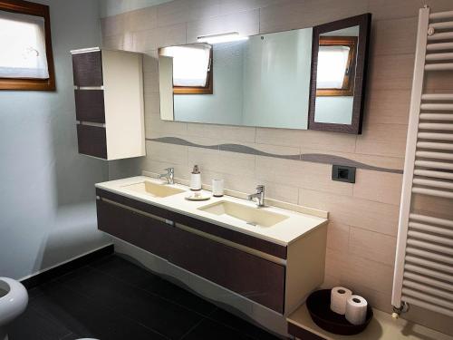 巴尔韦尔德VV NEW YORK的一间带水槽和镜子的浴室