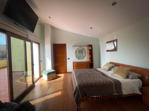 巴尔韦尔德VV NEW YORK的一间卧室配有一张床和一台平面电视