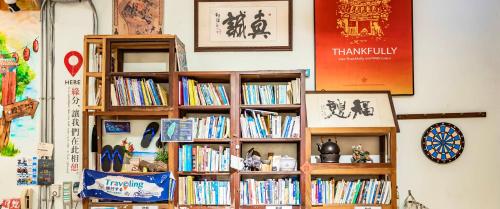 台南福憩背包客栈- 缘憩馆的书架上满是墙上的书