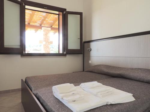 奥特朗托Agriturismo Casa del Peperoncino的床上有两条白色毛巾