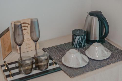 格兰岛Myth Koh Larn resort bar and bistro的玻璃台面、咖啡壶和搅拌机