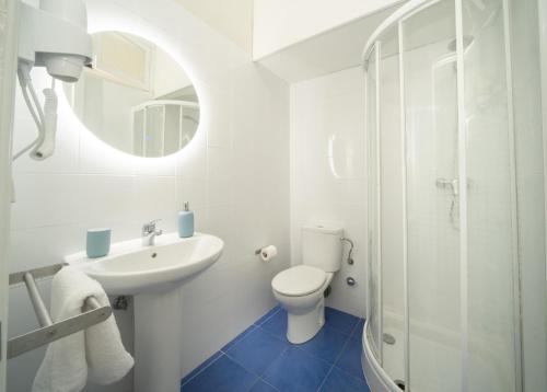 扎马亚Apartamento con garaje en el centro de Zumaia的一间带卫生间、水槽和镜子的浴室
