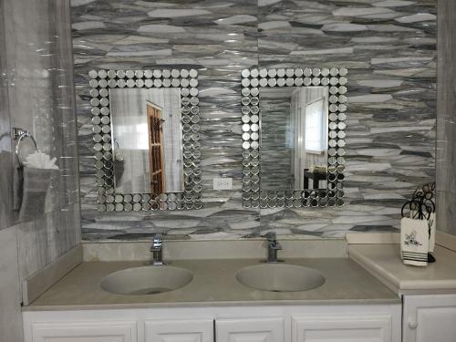 金斯敦11onEssex1 in the heart of Kingston Ja DN Vacations的浴室设有2个水槽和2面镜子