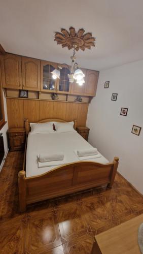 大特尔诺沃Къща за гости Великите的一间卧室配有一张带木制床头板的床