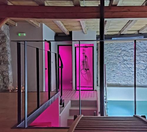 PírgosPyrgi Cretan Living & Spa的一间空房间,设有粉红色的门和楼梯