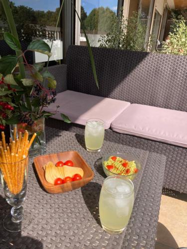 阿夫赖城Les Etangs的一张桌子,上面放着一盘食物和两杯果汁