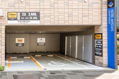 东京MYSTAYS 滨松町酒店的大楼的入口,大门是敞开的