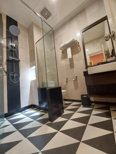 特鲁克巴库Agro Hotel Bintan的带淋浴、卫生间和盥洗盆的浴室