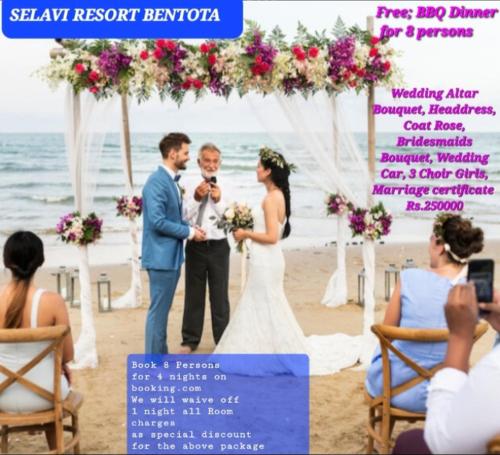 本托塔Selavi Resort Bentota的一位新娘和新郎站在海滩上的一个婚礼拱下