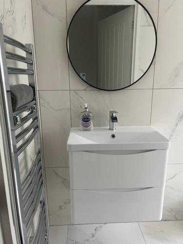 利物浦Modern 4 Bed - 10 mins to centre的浴室设有白色水槽和镜子