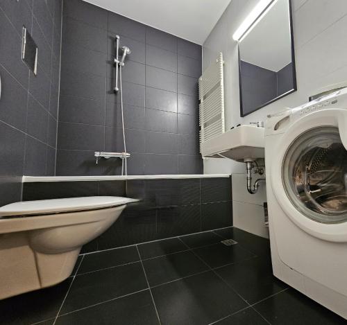 萨格勒布MSS Spot的一间带卫生间和洗衣机的浴室