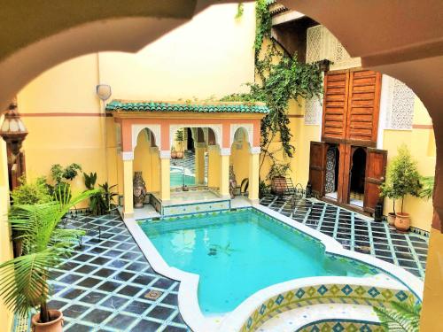 非斯里亚德兹托纳旅馆的一座带庭院的房屋内的室内游泳池