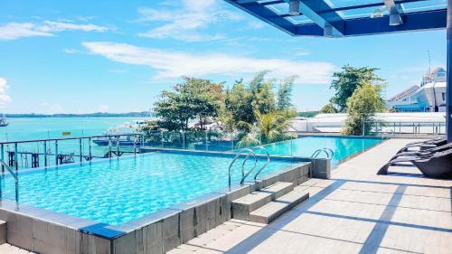 巴淡岛中心Palam Mansion at Apartment One Residence的水边的大型游泳池
