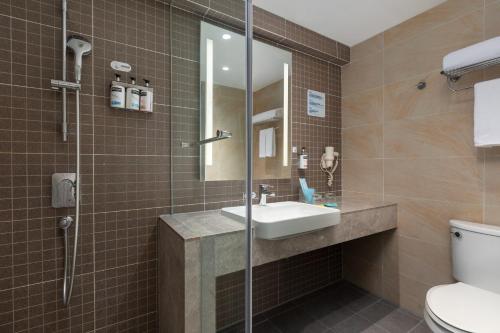 西安西安南曲江智选假日酒店的一间带水槽和淋浴的浴室
