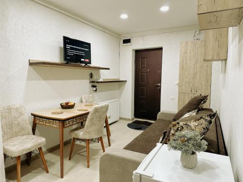彼得罗沙尼Flat in Petrosani的客厅配有沙发和桌子