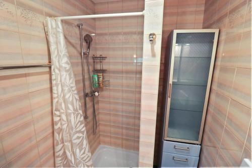 DomdidierAppartement paisible avec terrasse的浴室里设有玻璃门淋浴