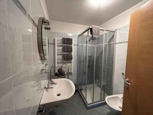 里瓦迪图雷斯Feichterhof的一间带水槽和玻璃淋浴的浴室