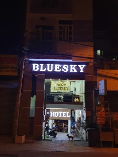 胡志明市Bluesky Tan Son Nhat Golf Center Hotel的一座标有酒店标志的建筑