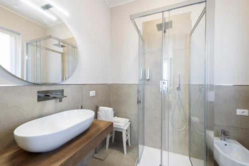 科尔马诺迪伊布拉维B&B酒店的浴室配有白色浴缸和玻璃淋浴间。