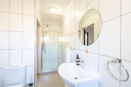 温特和克@41的白色的浴室设有水槽和镜子