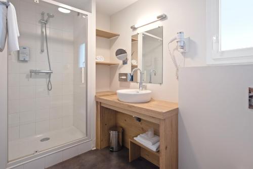 瓦讷瓦纳中心基里雅德酒店的一间带水槽和淋浴的浴室