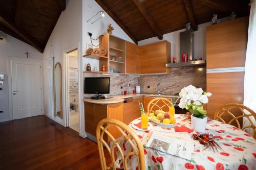 威尼斯丽都Casa Elti - Shanti and Jay apartments的厨房配有一张桌子,上面放着一碗水果