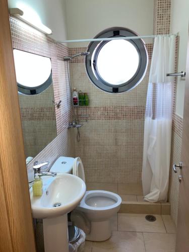 拉米亚Lamia central luxury apartment的一间带卫生间、水槽和窗户的浴室