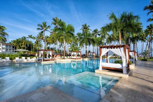 拉斯特拉纳斯Viva V Samana by Wyndham, A Trademark Adults All Inclusive的度假村的游泳池设有凉亭和棕榈树