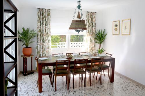 卡拉费尔Newly furnished cozy house next to the beach的一间带桌椅的用餐室