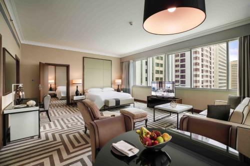 阿布扎比马哈阿江罗塔纳酒店公寓的酒店客房设有一张特大号床和一间客厅。
