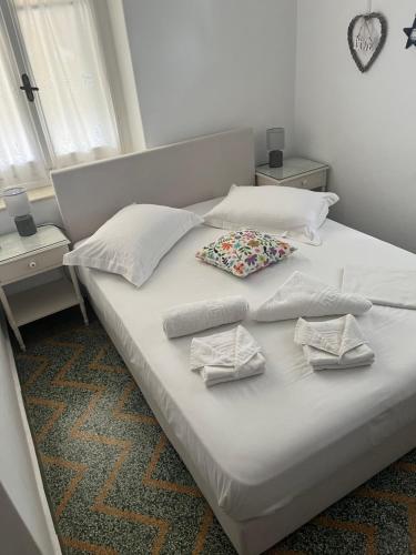 迈萨纳艾里德一室公寓的一张带三个枕头的白色床