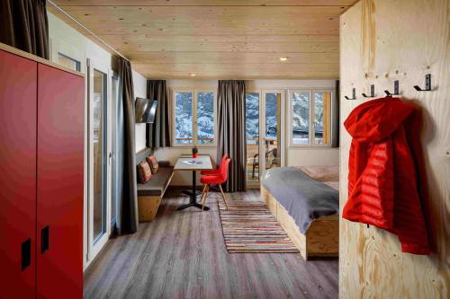 米伦艾格宾客酒店的一间卧室配有一张床和一张书桌