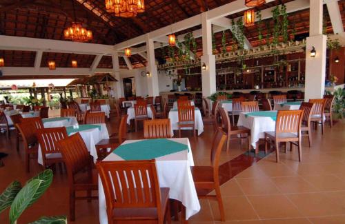 美奈Saigon Emerald Beach Resort的一间带桌椅的餐厅和一间酒吧
