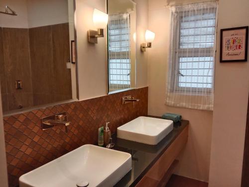 班加罗尔Luxre Homes - Villa in Koramangala的浴室设有2个水槽和镜子