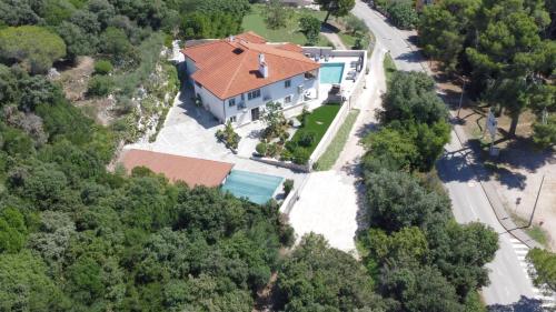 罗维尼Villa Salteria 3, pool, private territory, pinery的享有橙色屋顶房屋的顶部景色
