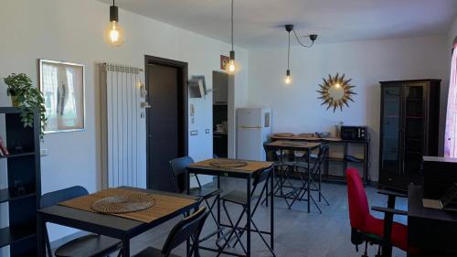 比萨Affittacamere MADE IN PISA Locazione Turistica的厨房以及带桌椅的用餐室。