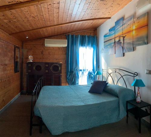 比萨Affittacamere MADE IN PISA Locazione Turistica的一间卧室配有一张带蓝色床罩的床和窗户。