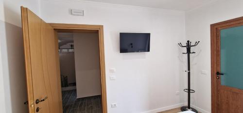 佩尔梅特Kutal Parkinn Hotel的一间墙上配有电视的房间和一扇门