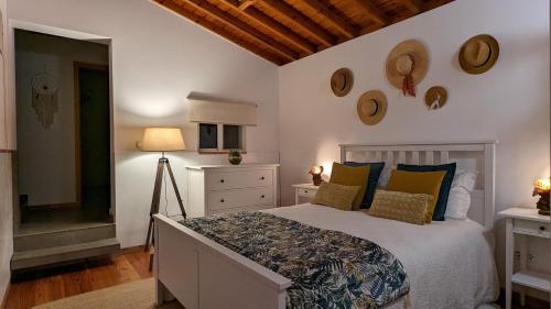 圣罗克杜皮库Quinta das Almas的一间卧室配有一张大床,提供黄色和蓝色的枕头