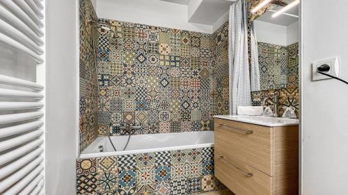 韦特拉蒙图HOMEY PRECIOSO - Terrasse privée - Wifi et Netflix的带浴缸和盥洗盆的浴室