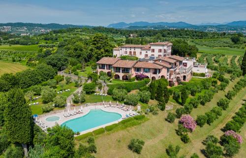 代森扎诺-德尔加达Castello Belvedere Apartments的享有带游泳池的大型庄园的空中景致