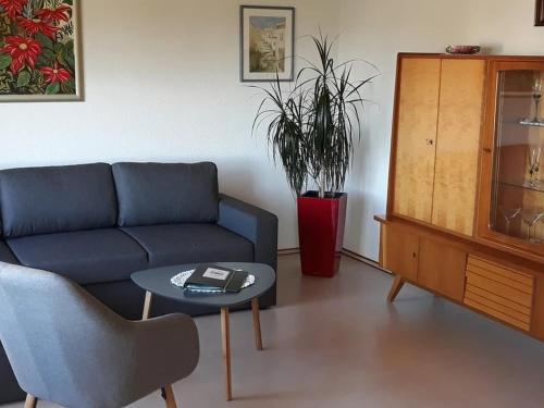 LeibertingenFerienhaus Beim Wildenstein的客厅配有蓝色的沙发和桌子