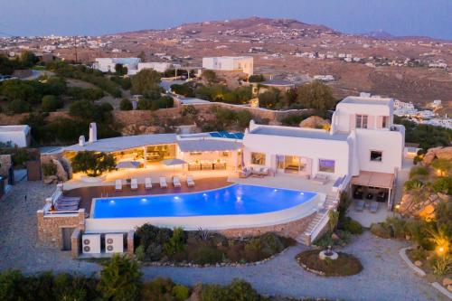 米克诺斯城Alia Luxury Villa Mykonos的享有带游泳池的房屋的空中景致