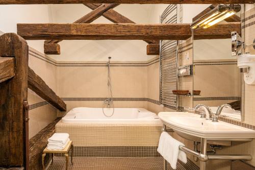 布拉格Iron Gate Hotel & Suites Prague by BHG的带浴缸和盥洗盆的浴室