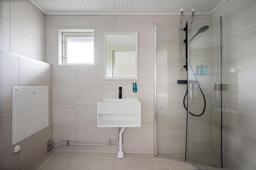 格雷伯斯塔德Tanumstrand SPA & Resort Stugor的一间带水槽和淋浴的浴室