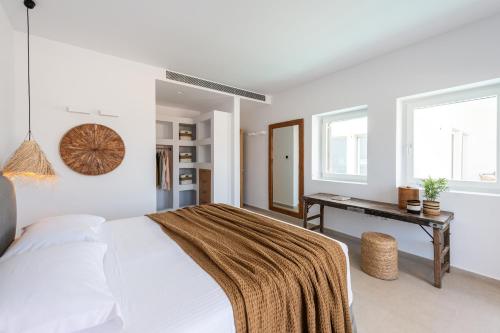 莫罗斯帕罗Exclusive Luxury Moca beachfront villa, Molos, Paros的白色卧室配有床和书桌