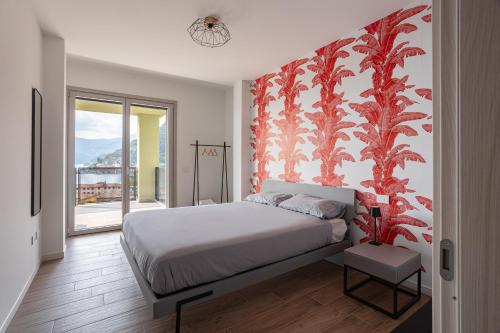 苏尔扎诺Lake Iseo Panorama的一间卧室配有一张红色墙壁的床