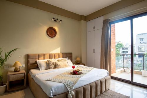 古尔冈BedChambers Serviced Apartment, Medicity的一间卧室设有一张大床和一个大窗户