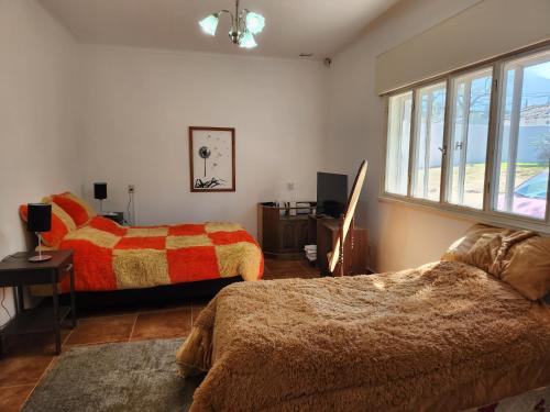 萨尔塔LOS OLIVARES. SAN LORENZO的一间卧室设有两张床和窗户。